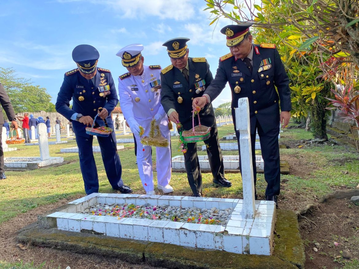 *Jelang Peringatan HUT TNI Ke-79, Wakapolda Bali Ziarah di TMPN Pancaka Tirta Tabanan*