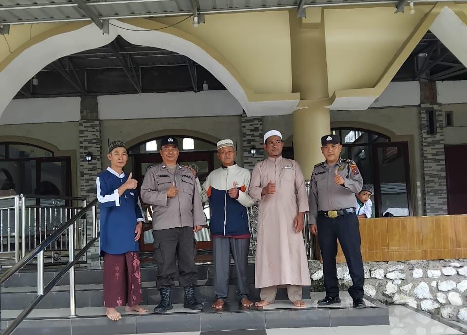 *Polsek Saribudolok Monitoring, Amankan Ibadah Sholat Jum’at di Mesjid Raya Saribudolok*