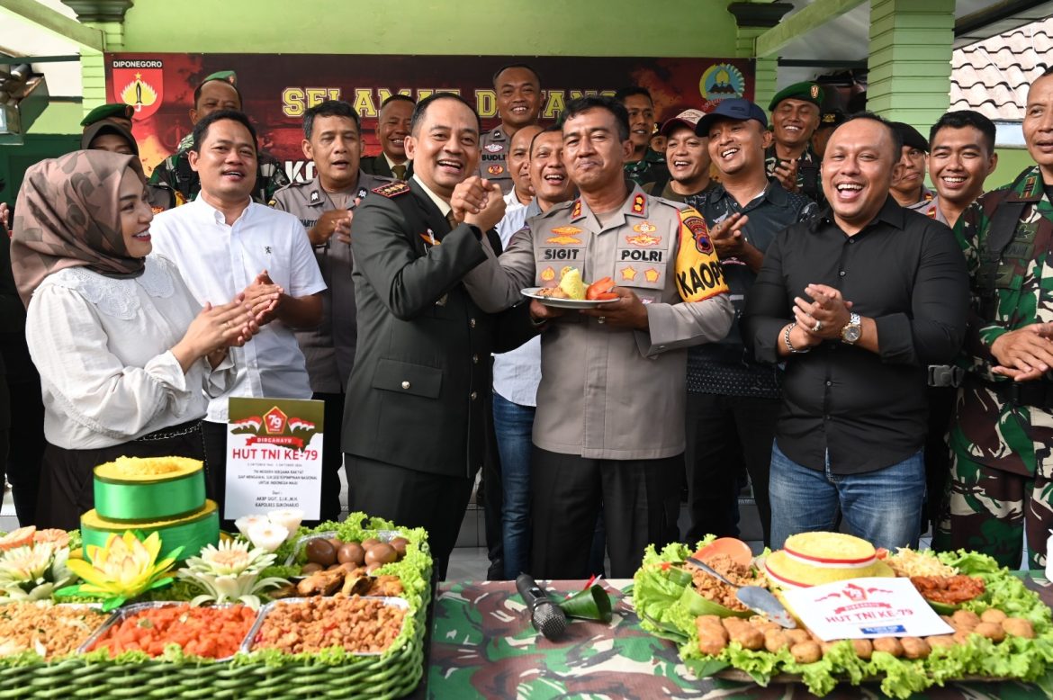 Usai Gelar Upacara HUT Ke 79 TNI Kodim Sukoharjo, Dapat Kejutan Dan Ucapan Selamat