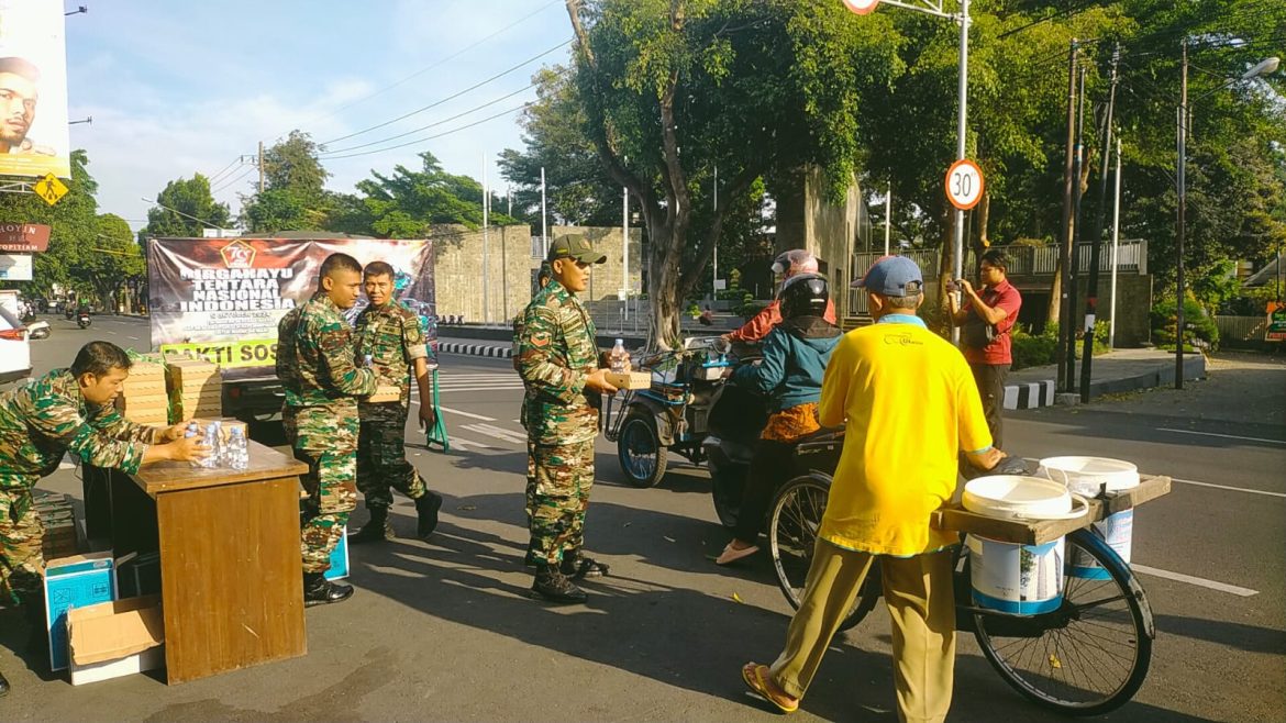 Rayakan HUT TNI Ke-79, Kodim 0809/Kediri Gelar Bakti Sosial Bagikan Makanan Gratis