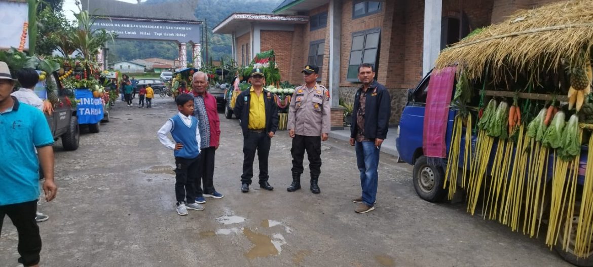 Polsek Saribudolok Gelar Pengamanan Pawai Pesta Pelindung dan Pariama di Gereja Katolik Asisi Saribudolok*