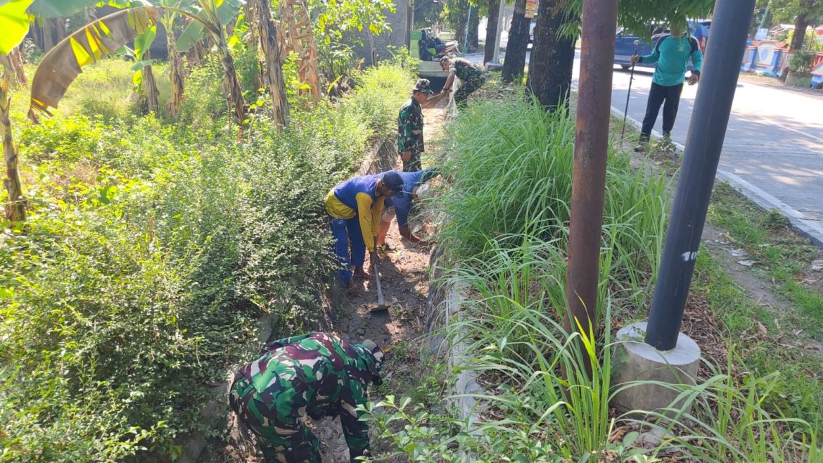 Danramil 01/Sragen Pimpin Gotong Royong Pembersihan Selokan, Cegah Genangan Air