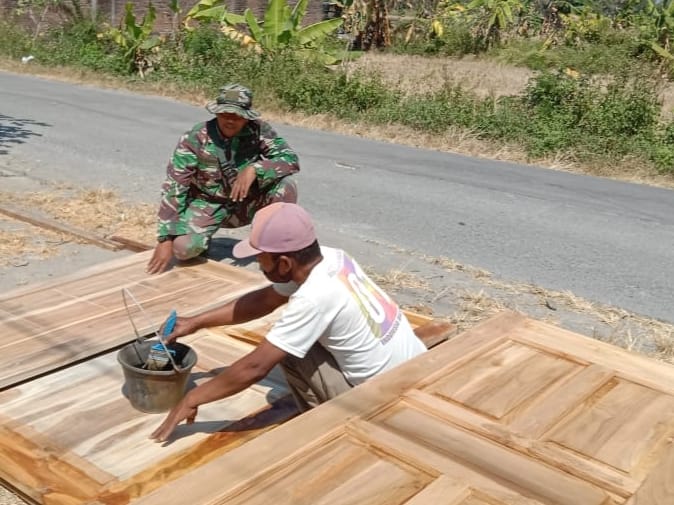 Babinsa Timba Ilmu Dari Pengrajin Kayu