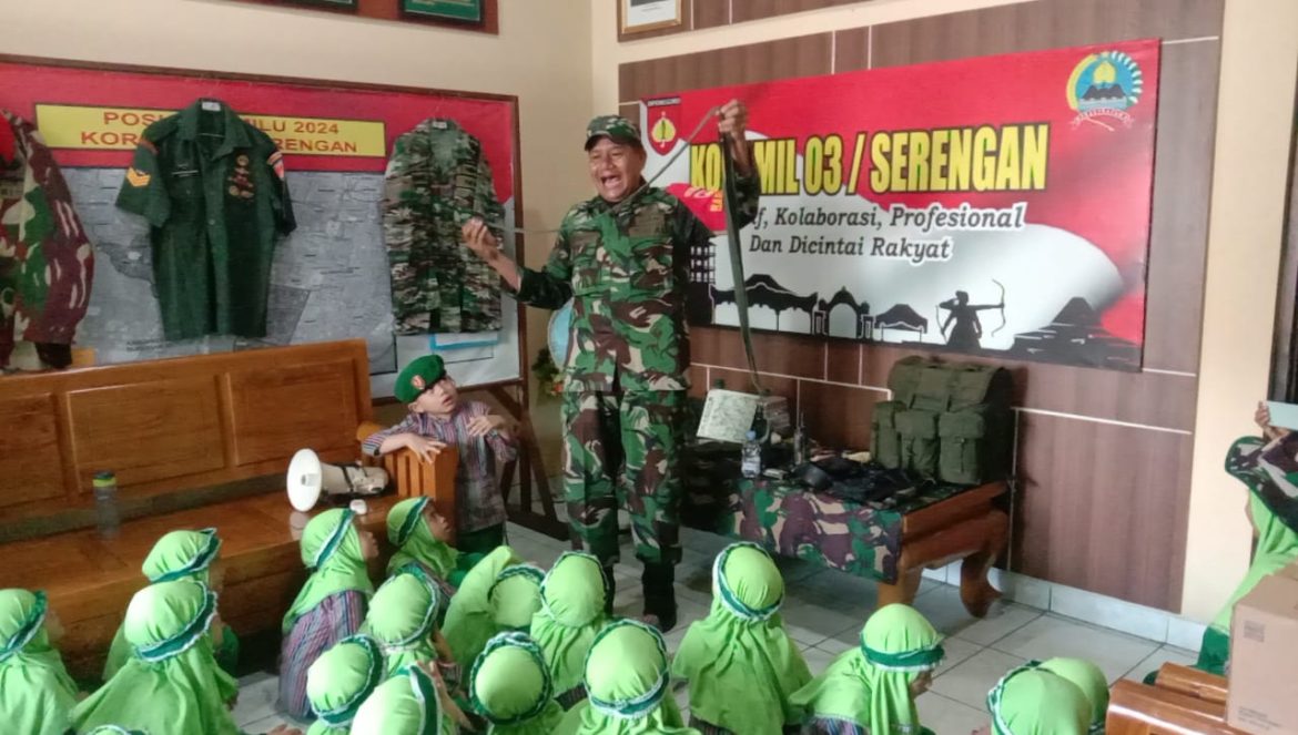 Ingin Lebih Dekat Dengan TNI, Anak-Anak KB-RA Al-Islam 1 Jamasaren Kunjungi Koramil 03/Serengan