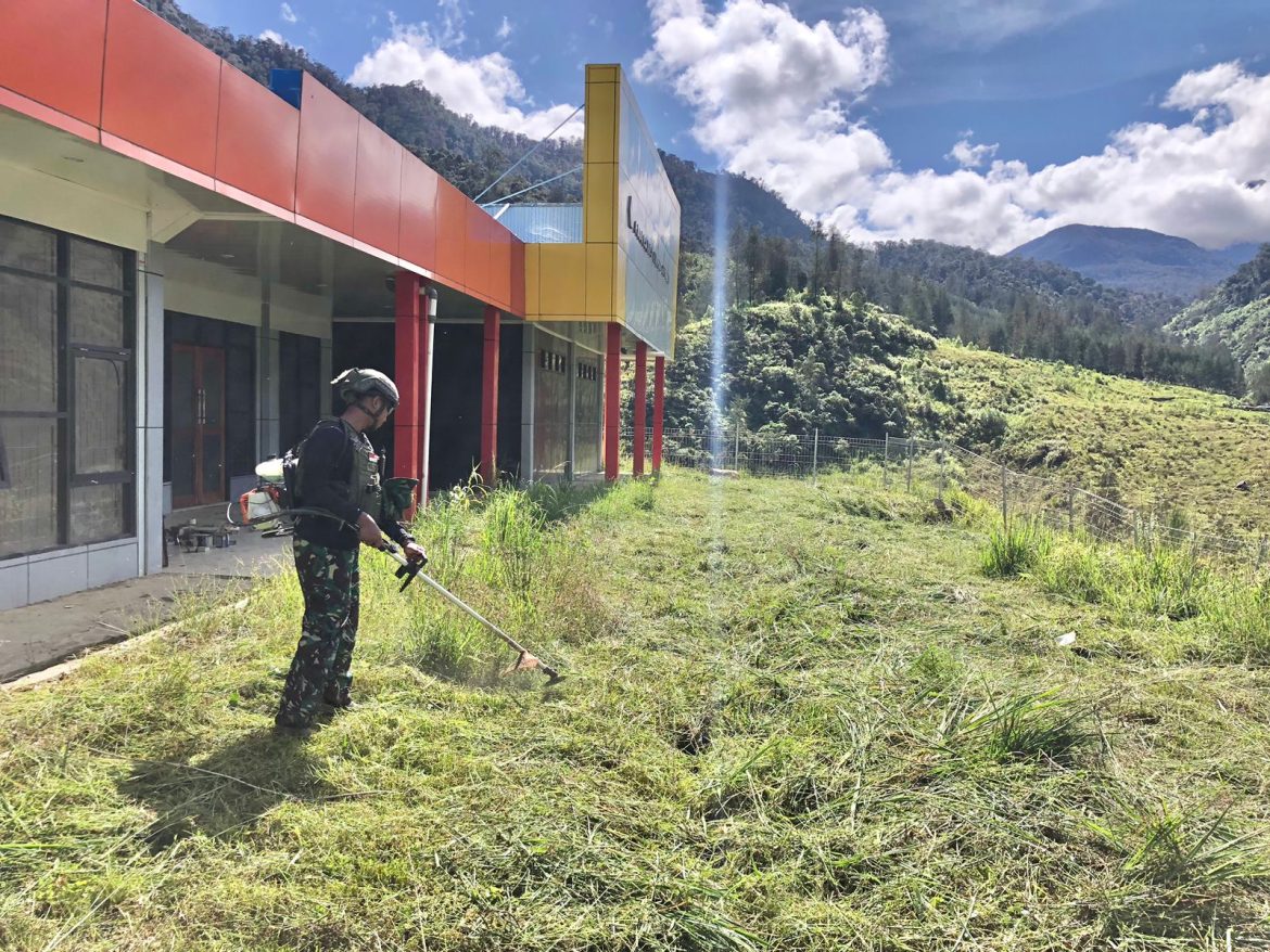 KARYA BAKTI HABEMA BERSIHKAN PUSKESMAS MAYUBERI MENYAMBUT HUT 79 TNI