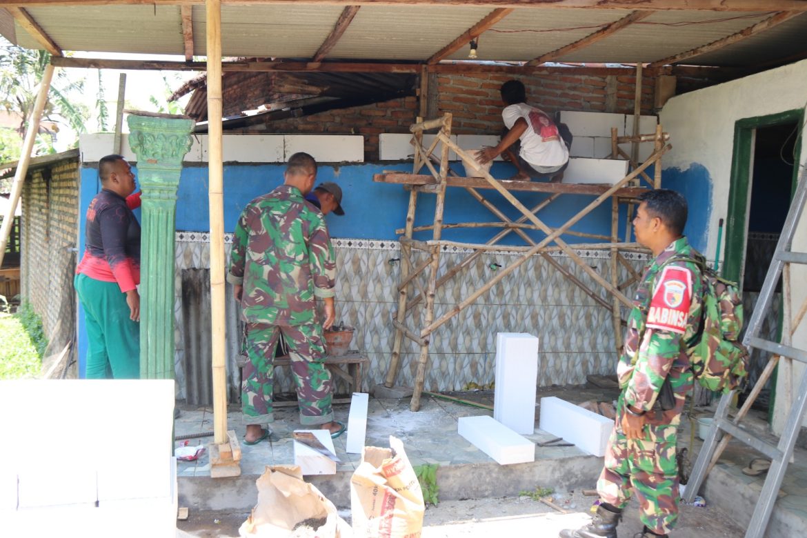 Agar lebih khusyuk beribadah, Satgas TMMD Ke 122 Kodim 0809/Kediri juga Renovasi Musholla.