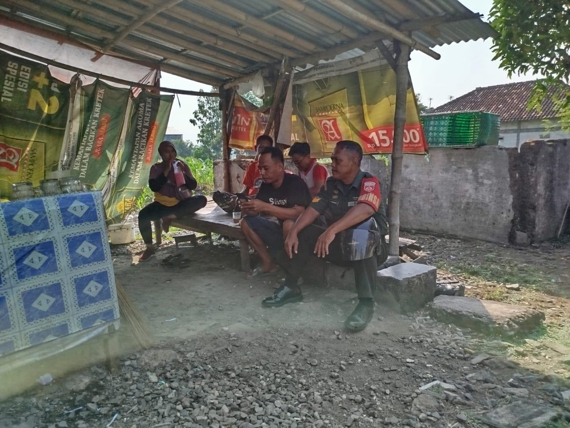 Babinsa Tak Sungkan Duduk Bareng Warganya, Jalin Keakraban dan Dengarkan Keluh Kesah