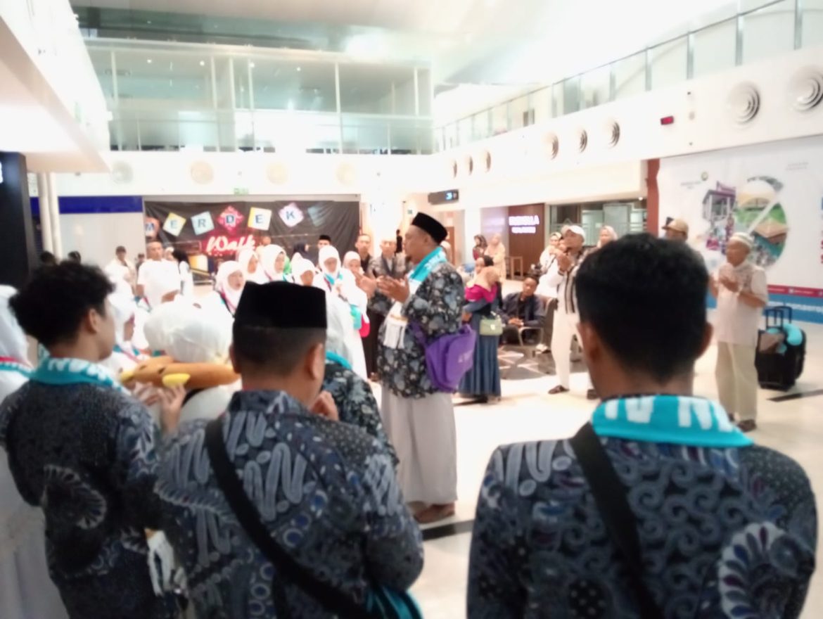 Salman Al Farizi Tour and Travel kembali berangkat kan jamaah umroh