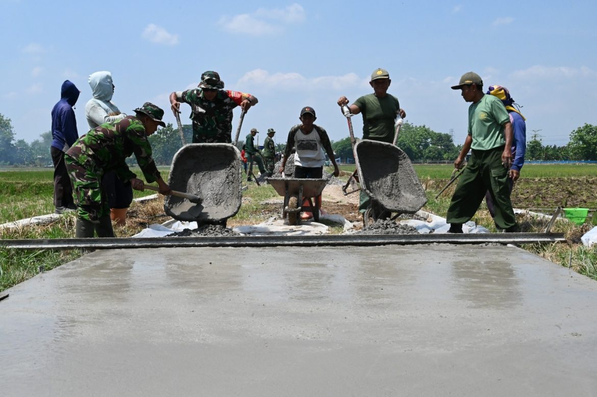 Warga antusias dukung Satgas, Danramil 04 Tawangsari Optimis Sasaran Fisik TMMD selesai tepat waktu