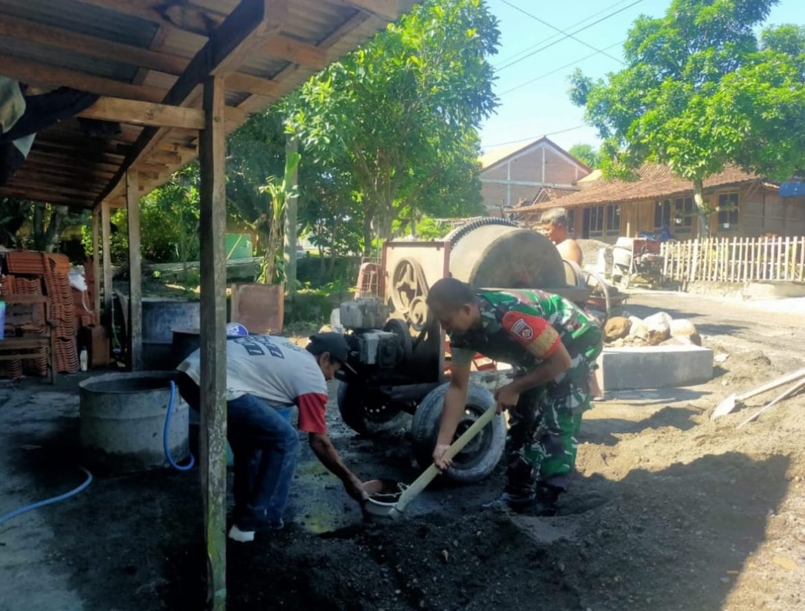 Babinsa Berikan Sentuhan Kemanusiaan, Bantu Rehab Rumah Suratno