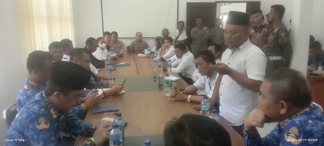 Kantor Bupati Deli Serdang Digeruduk Ratusan Guru Honorer Pengunjuk Rasa