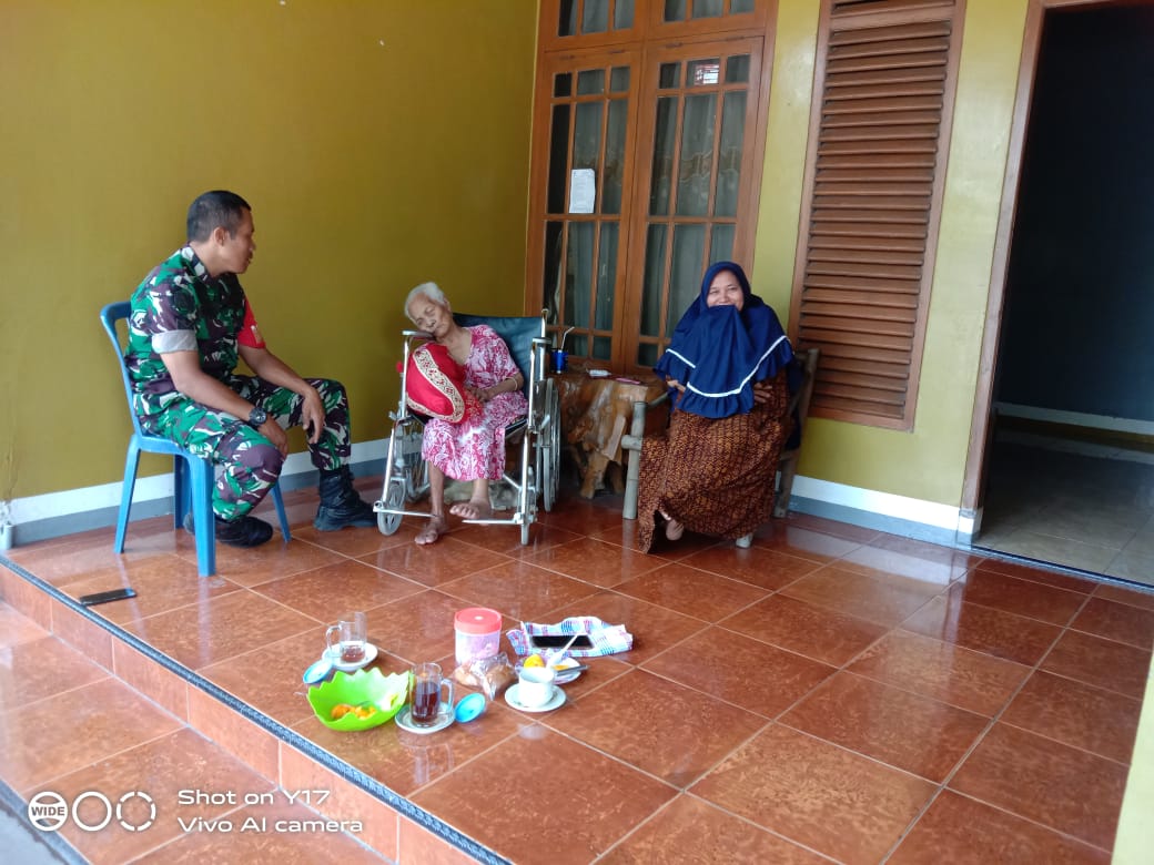 Babinsa Peduli, Bezuk Warga yang Saki