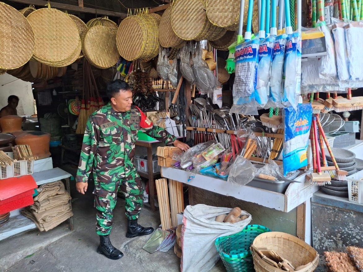 Berikan Motivasi, Babinsa Danukusuman Datangi Pedagang Perabot Rumah Tangga