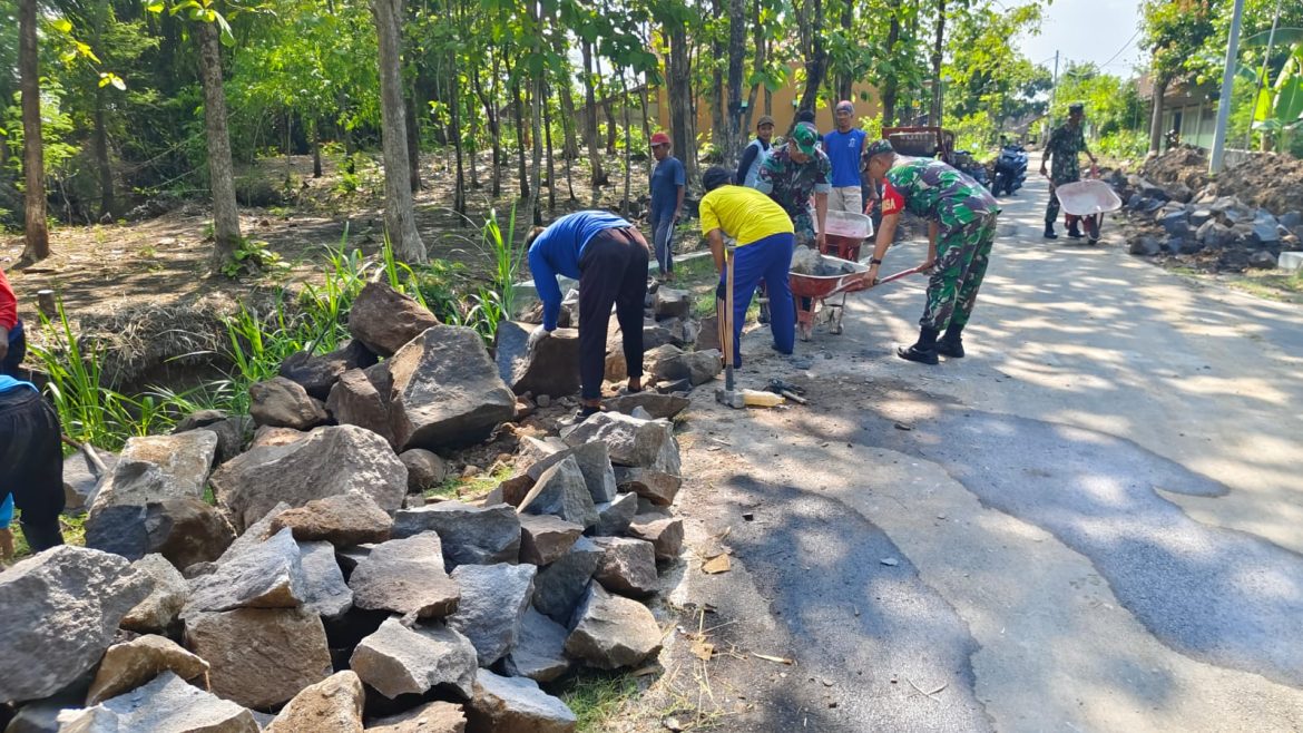 Danramil dan Babinsa Bergotong Royong Bangun Talud