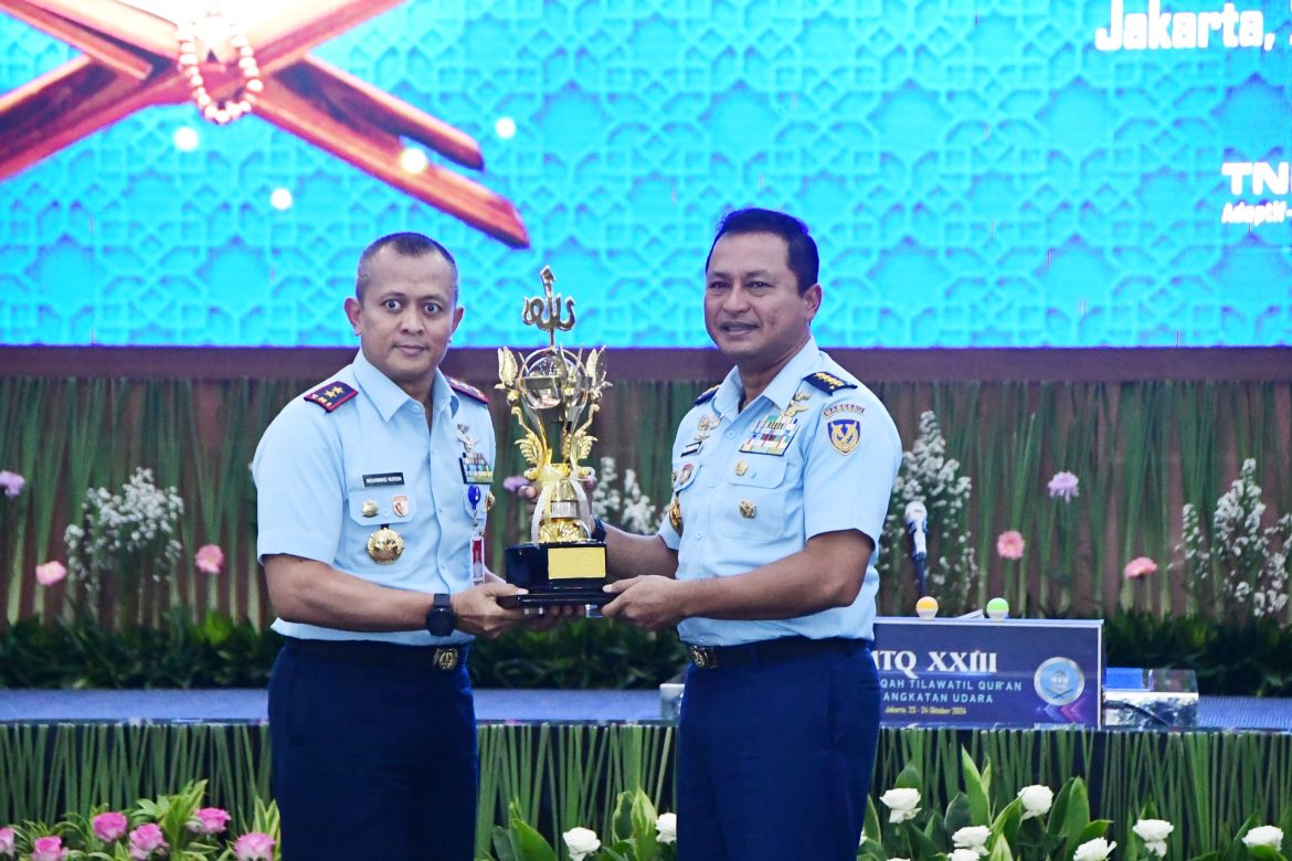 Pangkoops Udara I Serahkan Piala Bergilir Juara Umum MTQ XXII tahun 2021 kepada Kasau dalam Pembukaan MTQ XXIII TNI AU Tahun 2024