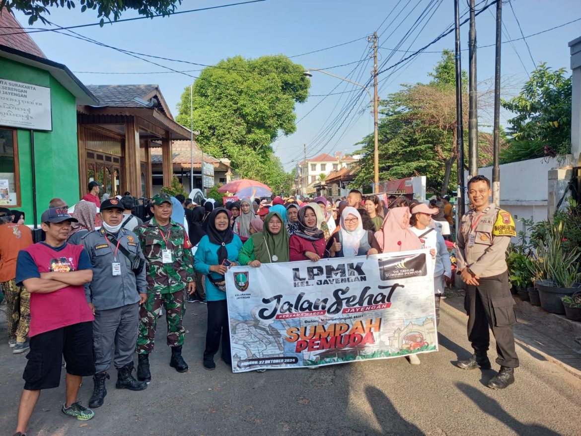 Peran Serta Babinsa Jayengan Jalan Sehat  Bersama Peringati Hari Sumpah Pemuda.