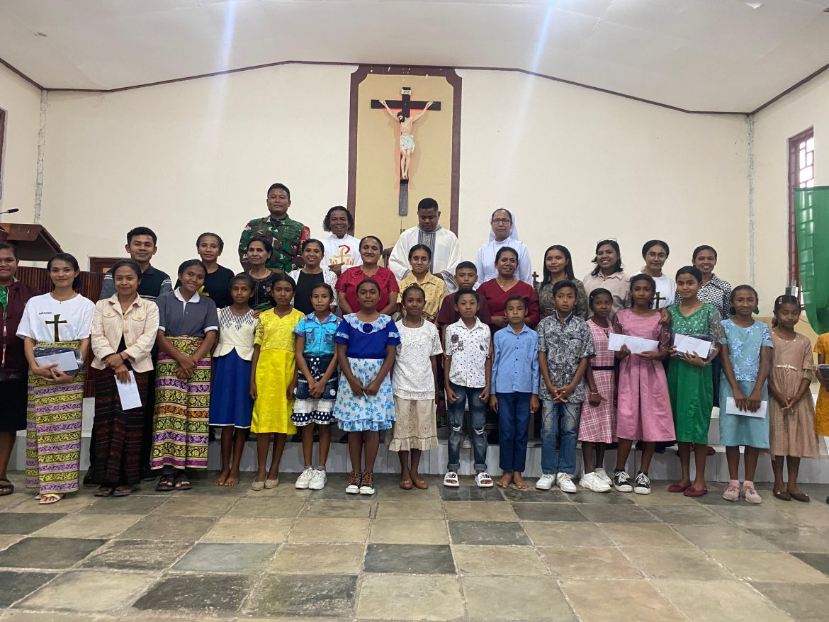 Satgas Pamtas RI-RDTL Sektor Barat Gelar Ibadah Bulan Rosario dan Pembagian Hadiah Lomba Keagamaan di Mako Satgas Eban