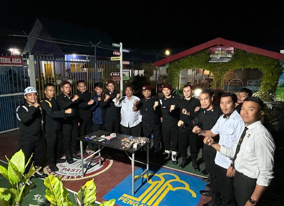 Menindaklanjuti Perintah Menteri Imigrasi dan Pemasyarakatan , Rutan Kelas II B Sidikalang melaksanakan razia insidentil .