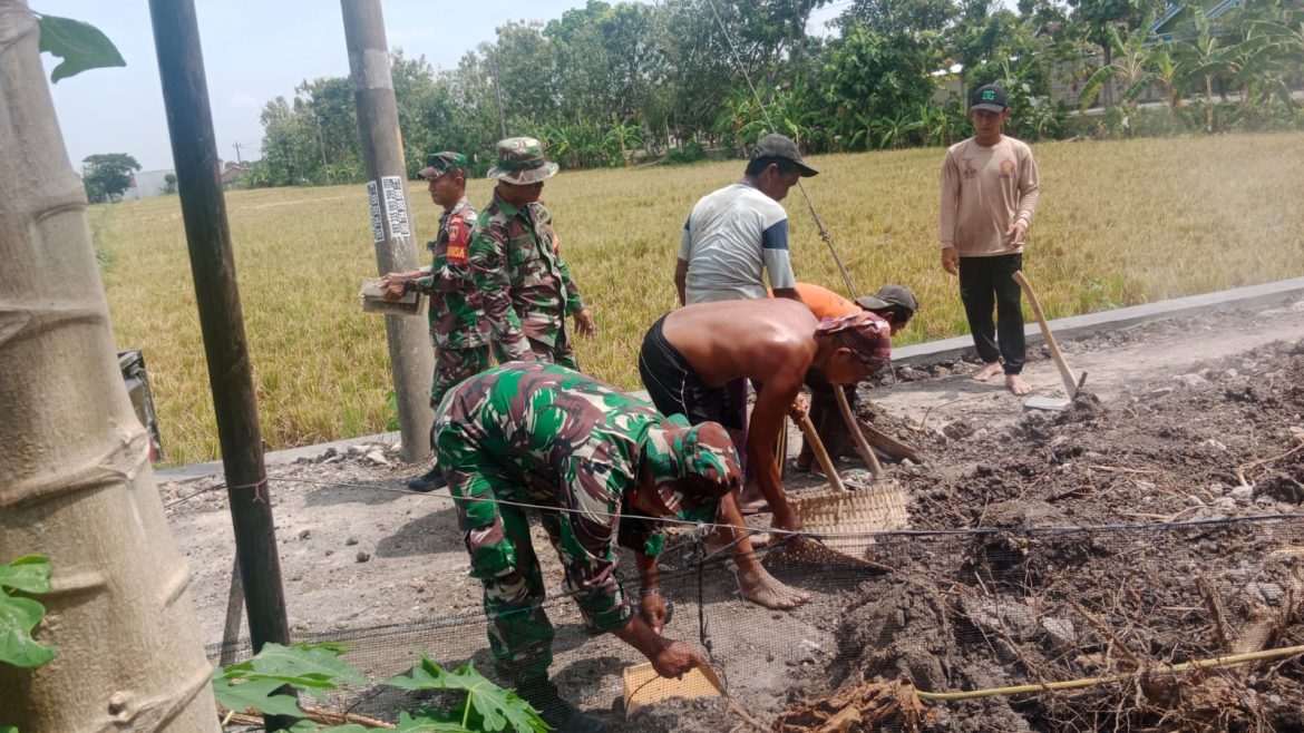 Babinsa Bantu Pembereman Jalan, Wujudkan Akses Jalan yang Aman