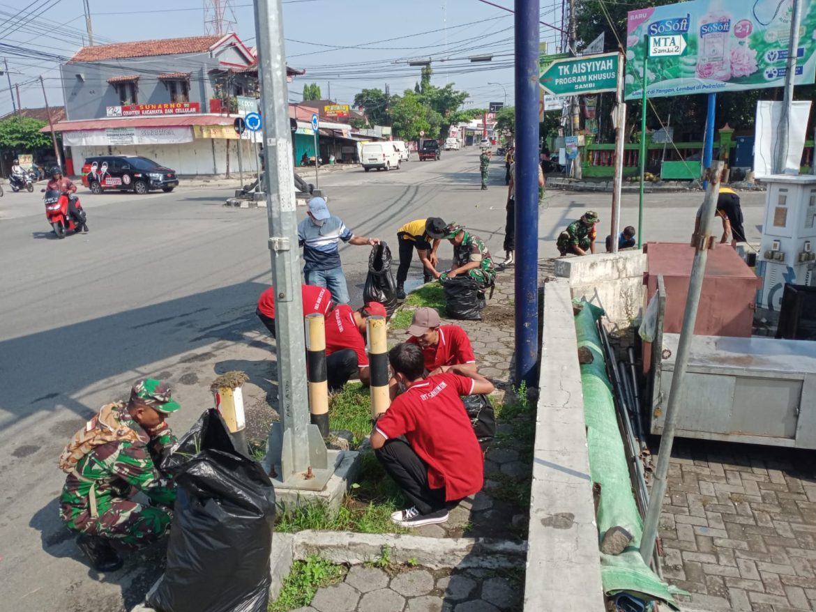 Ciptakan Lingkungan Sehat, Danramil Sambi Pimpin Pembersihan Pasar