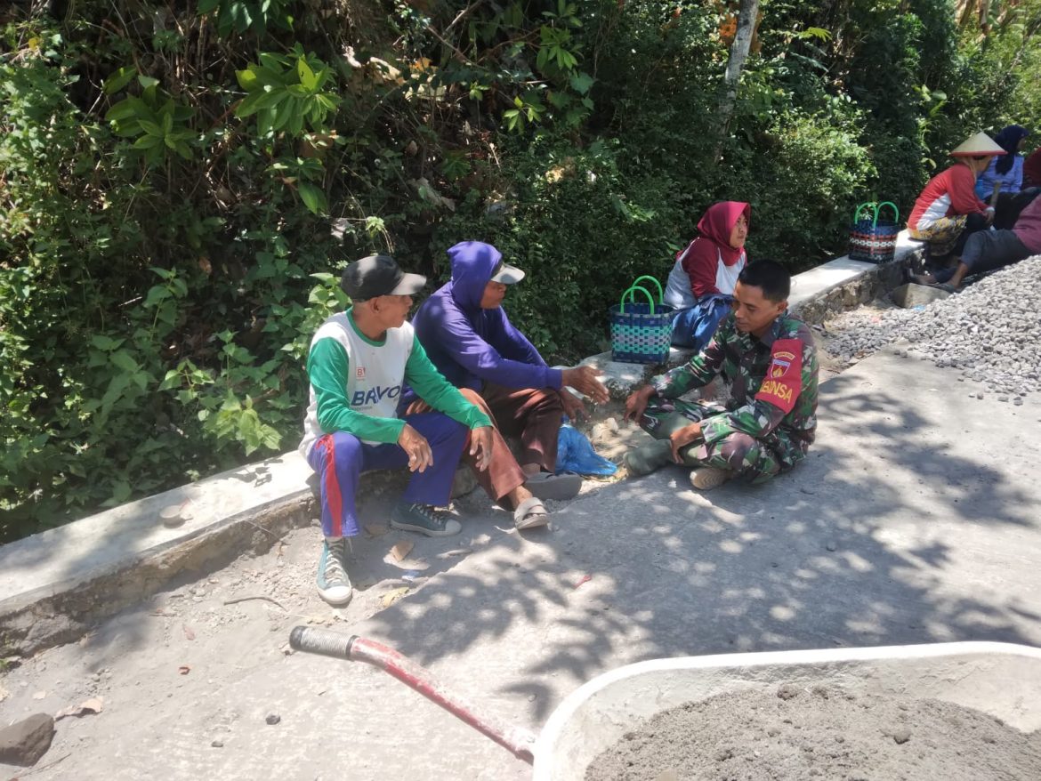 Babinsa Klego Komsos Di Sela Waktu Rabat Beton