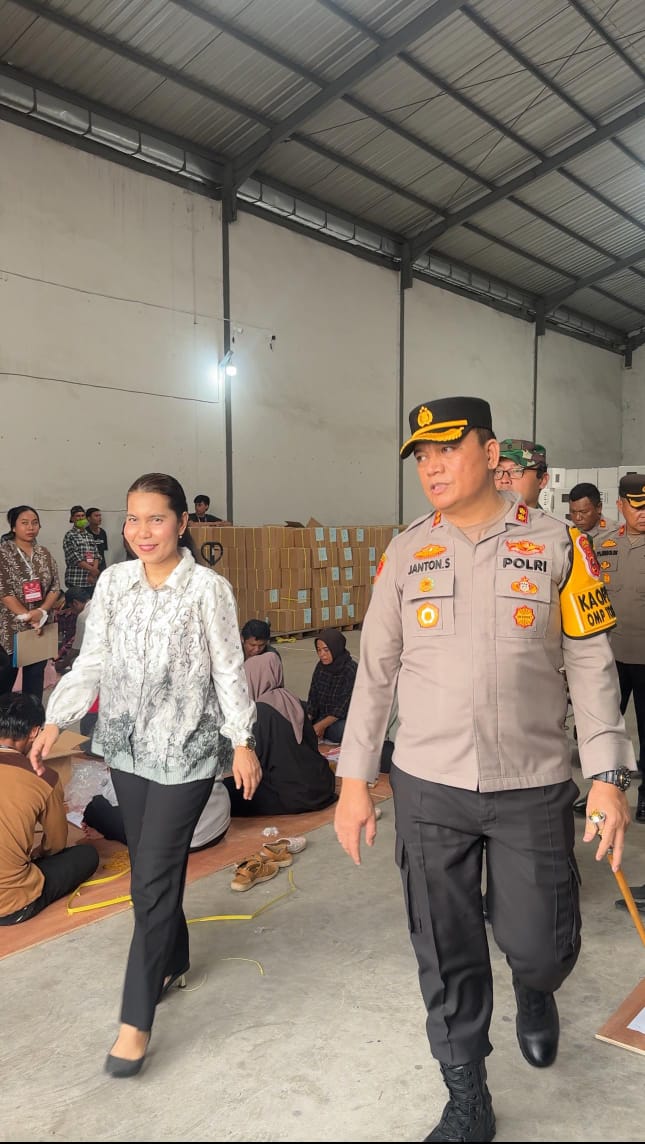Ketua KPU Medan Di Dampingi Kapolres Belawan Meninjau penyortiran Dan Pelipatan Kertas Surat Suara