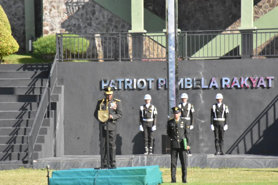 Kasdam XVIII/Kasuari Pimpin Upacara Peringatan Hari Pahlawan 2024 “Teladani Pahlawanmu, Cintai Negerimu”