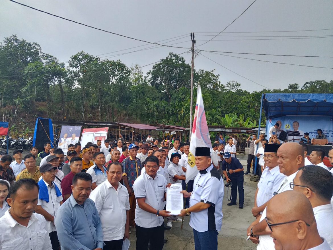 Masyarakat Kecamatan Tugala Oyo, Kabupaten Nias Utara, menyambut antusias pengukuhan Tim Pemenangan Pasangan AMAN