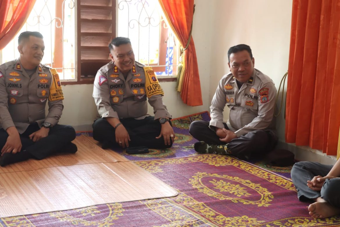 Kapolres Simalungun Kunjungi Keluarga Alm. AIPTU Edison Silalahi Berikan Penghormatan Terakhir