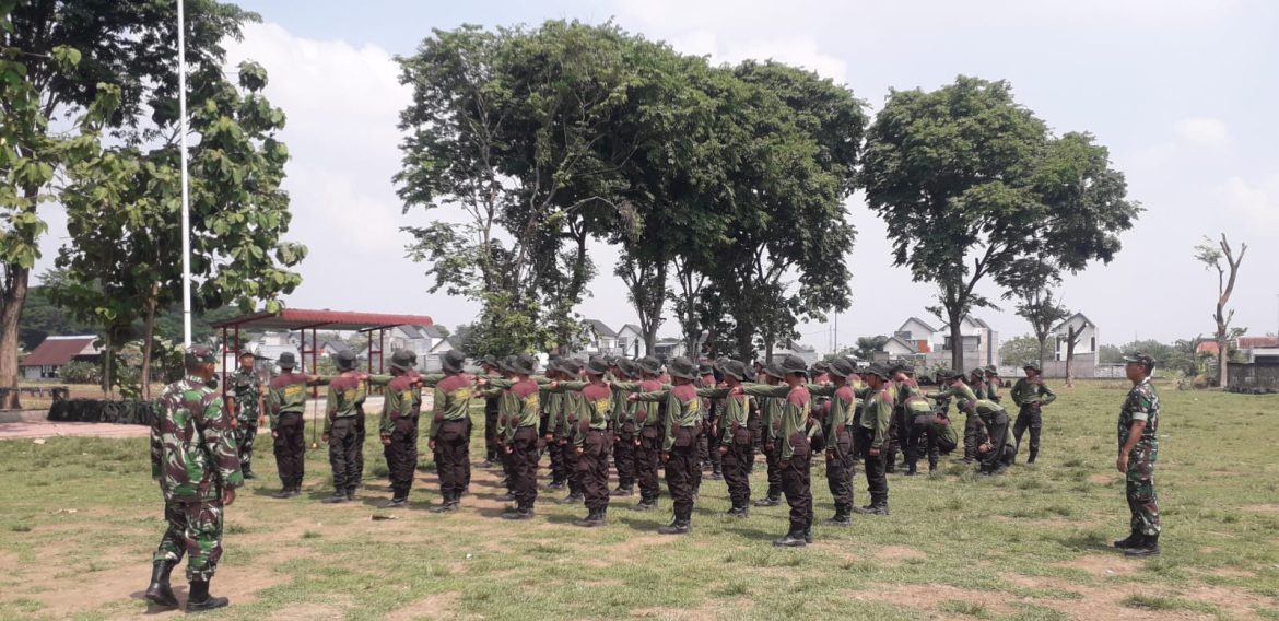 Joko Latih Kedisiplinan Siswa SMK Binawiyata Melalui Pelatihan Baris Berbaris