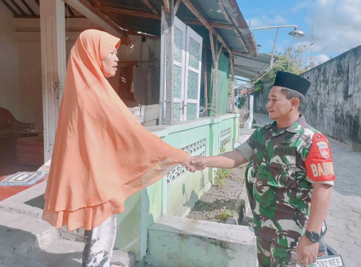 Ditemani Secangkir Kopi Hangat, Babinsa Danukusuman Selipkan Imbauan Maknanya Kemanunggalan TNI Rakyat