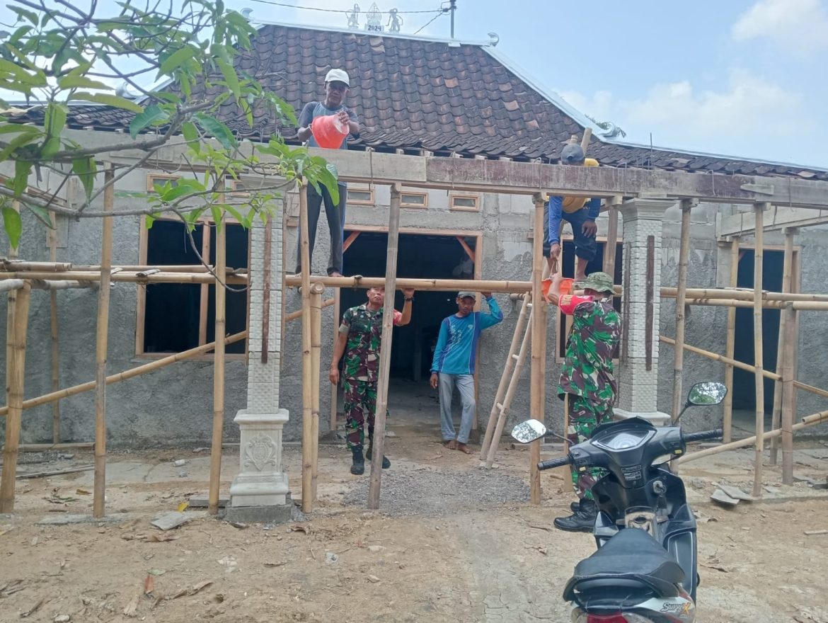 Babinsa Hadir, Bantu Renovasi Rumah Warga