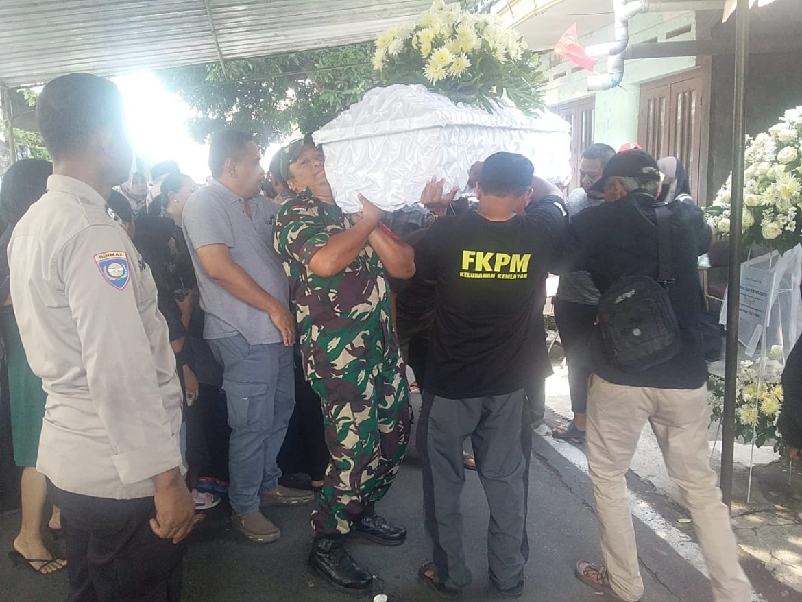 Turut Berduka Cita Kehilangan Warganya, Babinsa Kemlayan Takziah