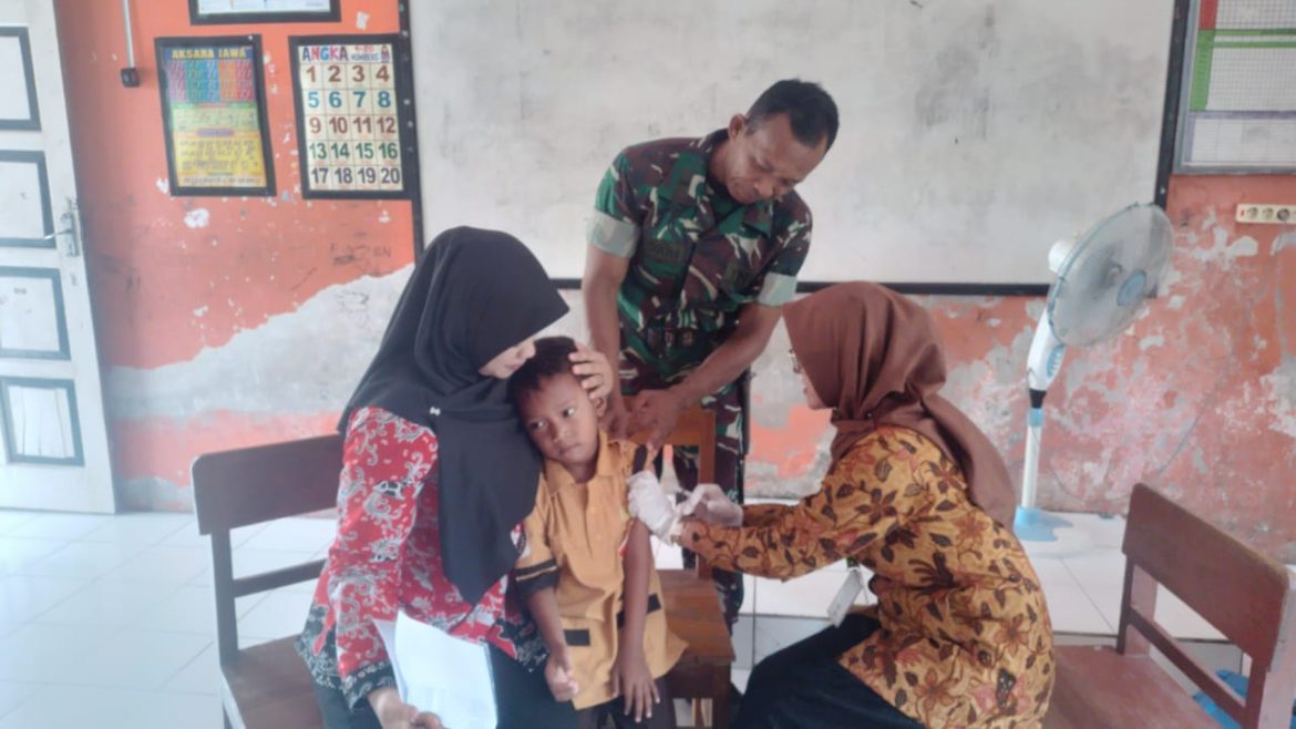 Babinsa Repaking Dukung Pelaksanaan Imunisasi Anak Sekolah