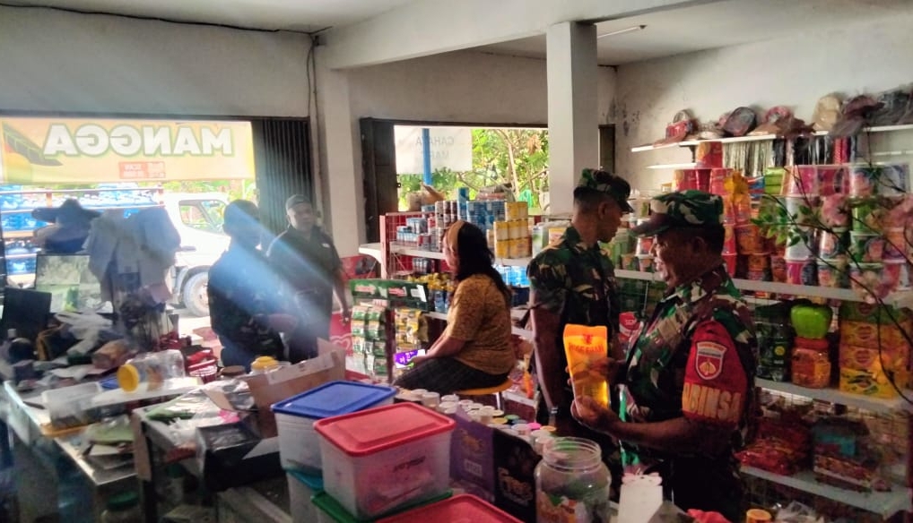 Antisipasi Lonjakan Harga Sembako, Babinsa Pantau Pasar dan Kios