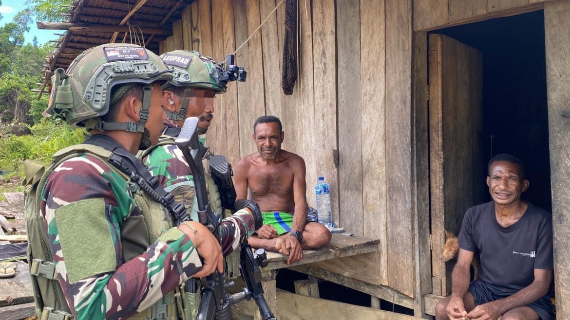 KOMSOS MARINIR HABEMA DISAMBUT GEMBIRA WARGA KIRIBUN