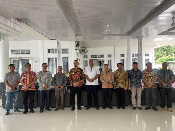 Kebersamaan antara Penjabat Sementara (PJS) Bupati Drs. Juliadi Zurdani Harahap, M.Si, dengan Bupati yang akan kembali aktif, Amizaro Waruwu S.Pd, A.M.IP