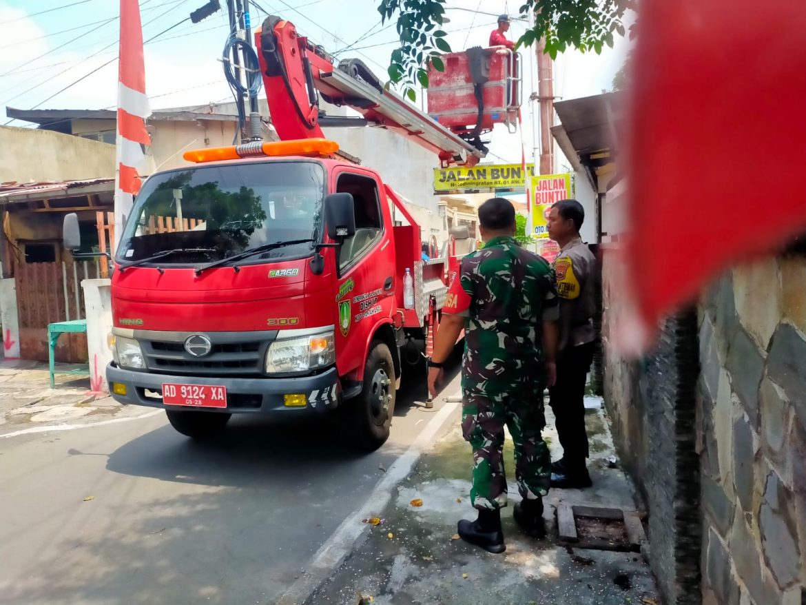 Antisipasi Rawan Pencurian, Babinsa Kemlayan Bantu PLN Pasang Lampu Jalan