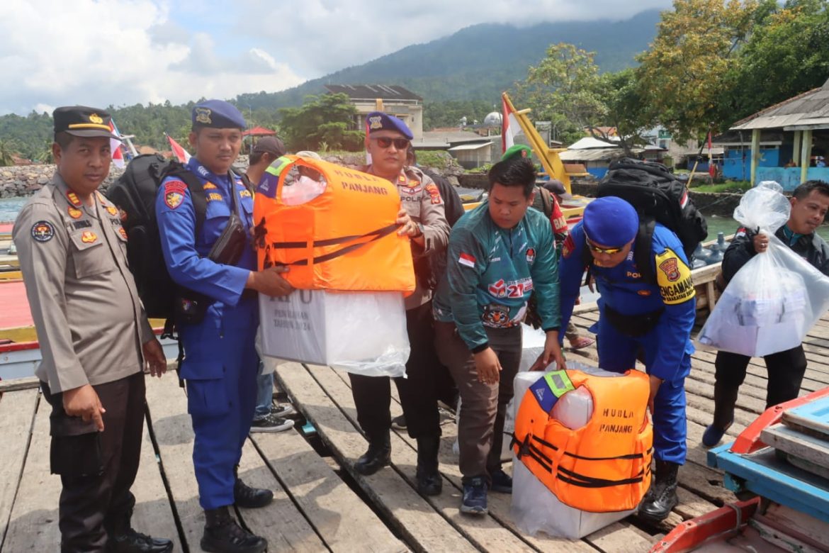 *Cara Polisi Kawal Penyaluran Logistik Pilkada ke Pulau-pulau, Kotak Suara Dibungkus Plastik dan Diikat Pelampung*