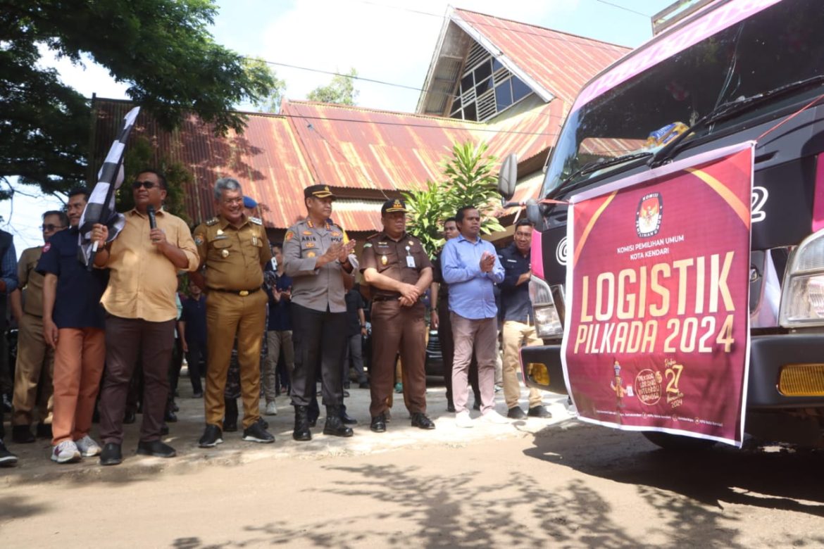 *Sejumlah Personel Mengamankan Pendistribusian Logistik Pilkada 2024 di Kota Kendari*
