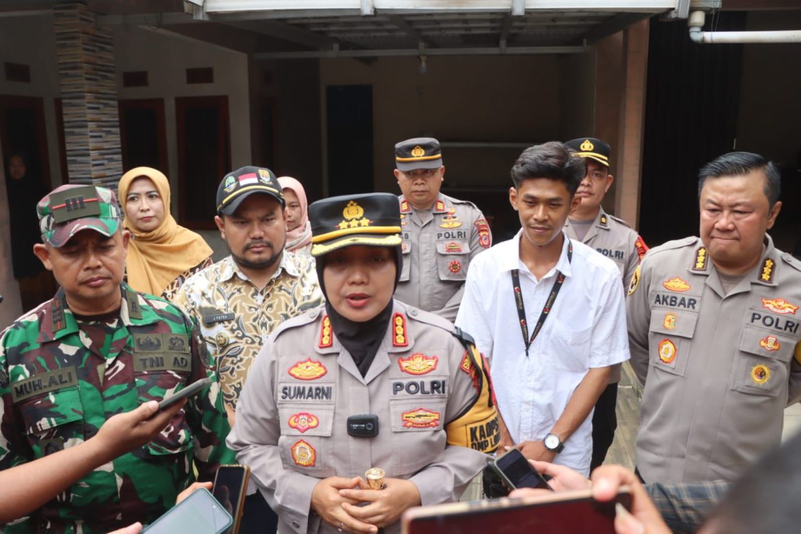 *Polisi Pantau Pengumpulan Kotak Suara Pasca Pemungutan Suara Pilkada Serentak 2024*