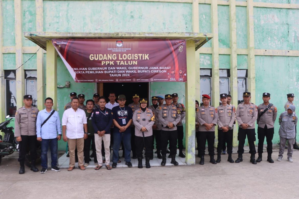 *Polisi Pengamanan Penarikan Logistik Pilkada Tingkat PPS ke PPK di Kecamatan Cipaku*