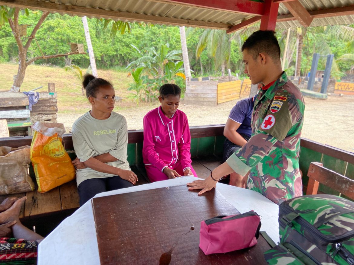 *Dedikasi Satgas Yonif 131/Brs Berikan Pengobatan Gratis Kepada Masyarakat Di Perbatasan RI-PNG*