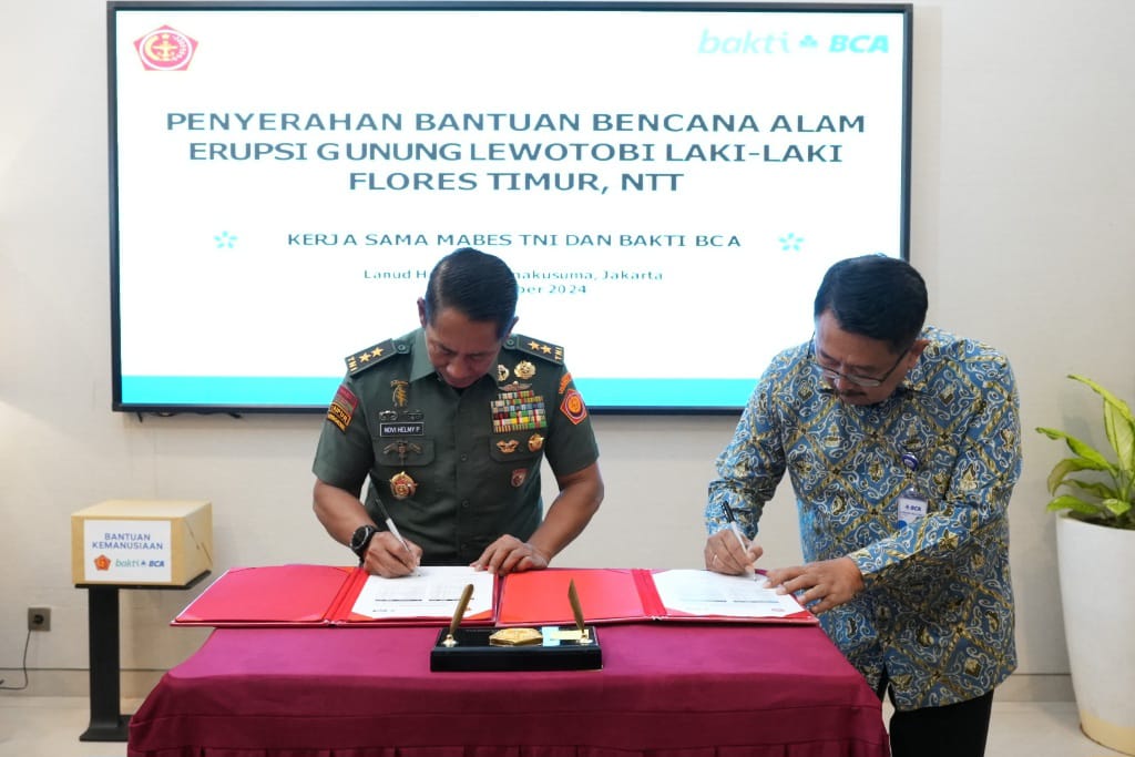 TNI Kerahkan Pesawat TNI AU Kirimkan Bansos untuk Korban Erupsi Gunung Lewotobi Laki-Laki di NTT