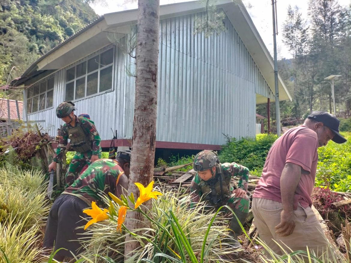 Satgas Yonif 323 Buaya Putih Karya Bakti Bersama Masyarakat Bersihkan Gereja Sambut Natal
