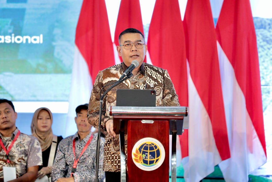 Serahkan 1.571 Sertifikat Elektronik di Kabupaten Batang, Wamen Ossy “Bentuk Komitmen Tingkatkan Layanan Pertanahan”.