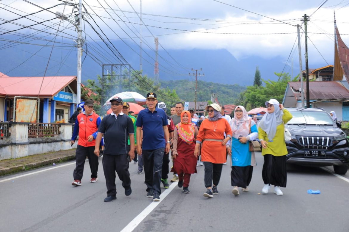 Meriahkan Perayaan Amal Bhakti ke – 79 Kemenag, RI, Bupati Sabar AS Beserta Forkopinda Ikuti Jalan Sehat,