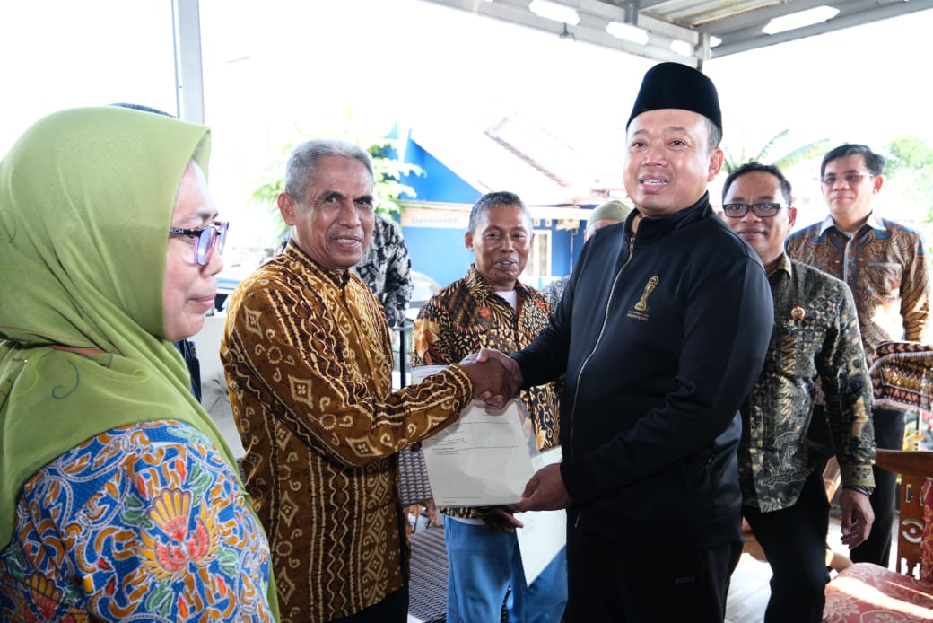 Serahkan Sertifikat Elektronik ke Rumah Warga Manggar Kota Balikpapan, Menteri Nusron Pastikan Tidak Ada Hambatan pada PTSL