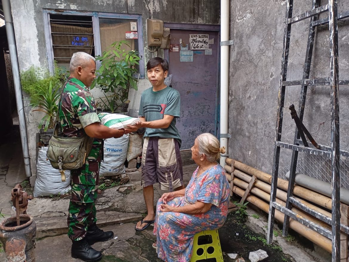 Peduli Lansia, Babinsa Serengan Salurkan Bantuan Sembako