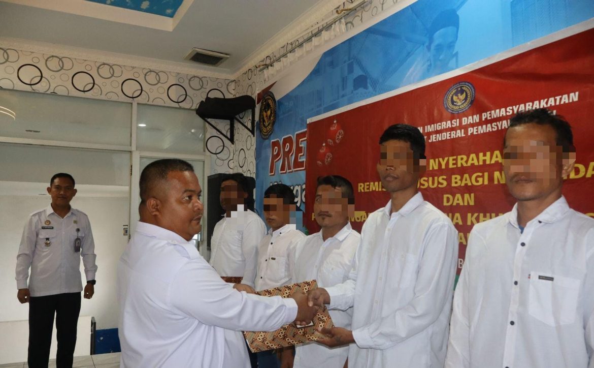 Lembaga Pemasyarakatan Narkotika Kelas IIA Pematangsiantar melaksanakan pemberian Remisi Khusus Keagamaan Hari Raya Natal kepada WBP